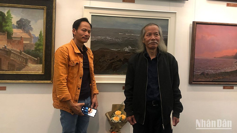 Họa sĩ Lương Xuân Đoàn, Chủ tịch Hội Mỹ thuật Việt Nam tại triển lãm tranh của cuộc thi lần thứ 1.