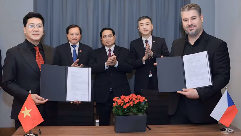 Thủ tướng Phạm Minh Chính chứng kiến lễ ký kết biên bản hợp tác giữa Học viện Âm nhạc Quốc gia Việt Nam và Dàn nhạc Giao hưởng Bohemia Praha. (Ảnh: Học viện Âm nhạc Quốc gia cung cấp)