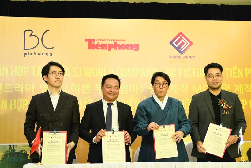 Ký kết hợp tác sản xuất phim “Người mẹ xinh đẹp của tôi”. (Ảnh: Ban tổ chức)
