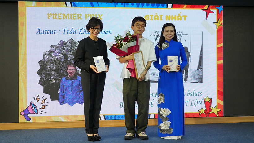 Ban tổ chức trao Giải Nhất cho tác giả Trần Khắc Khoan. (Ảnh: Ban tổ chức)