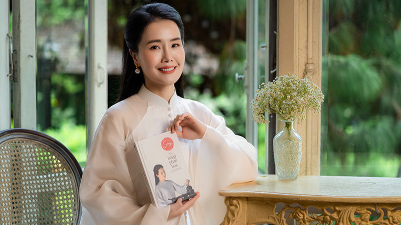 Tác giả Ruby Nguyen và cuốn sách. (Ảnh: Ban tổ chức)