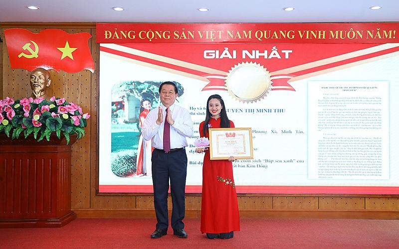Đồng chí Nguyễn Trọng Nghĩa trao giải nhất Cuộc thi tặng thí sinh Nguyễn Thị Minh Thu. 