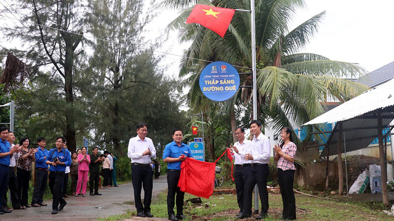 Khánh thành tuyến đường đèn năng lượng mặt trời Thắp sáng đường quê tại Bến Tre.