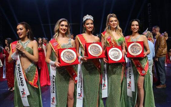 Lâm Thu Hồng (ngoài cùng bên phải) nhận danh hiệu Á hậu 4. (Ảnh: Miss Globe)