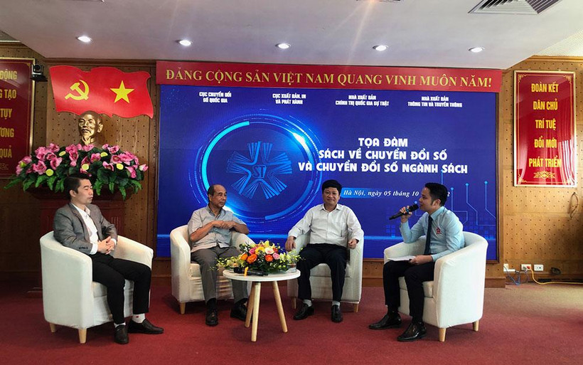 Các diễn giả trao đổi về chuyển đổi số trong lĩnh vực xuất bản, in và phát hành.