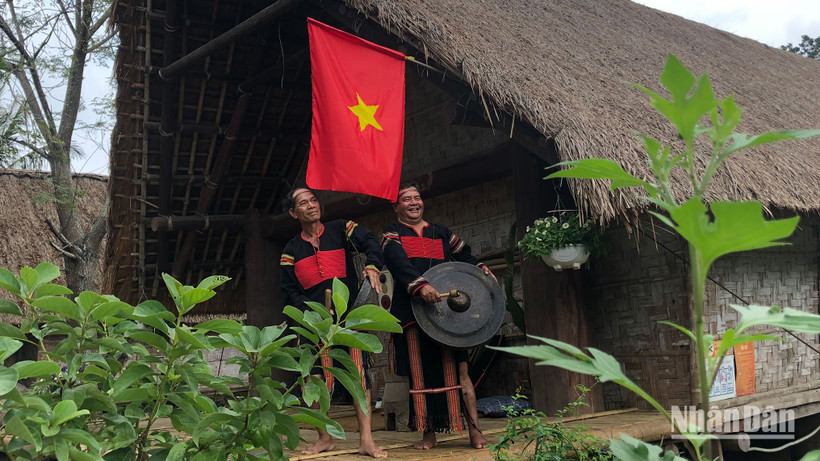 Trình diễn chiêng đón khách tại cụm làng Tây Nguyên.