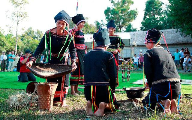 Chuẩn bị cho lễ mừng lúa mới. (Ảnh: Làng Văn hóa-Du lịch các dân tộc Việt Nam)
