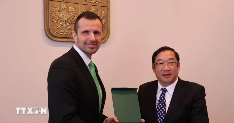 Thượng tướng Phạm Hoài Nam và Thứ trưởng Quốc phòng Cộng hòa Séc Daniel Blazkovec. (Ảnh: TTXVN)