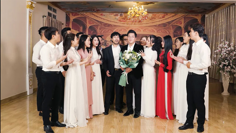 NSND Quốc Hưng cùng các học trò trong MV. (Ảnh chụp màn hình)