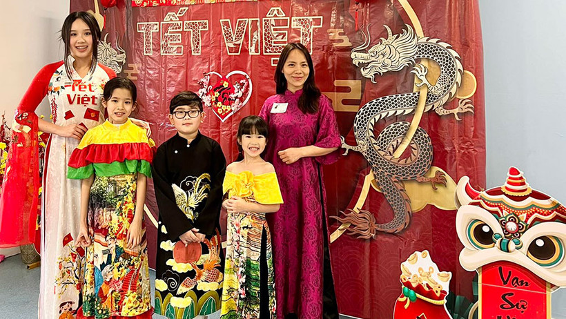 Giới thiệu về Tết Việt cho các em nhỏ trường tiểu học Ark Oval Primary Academy.