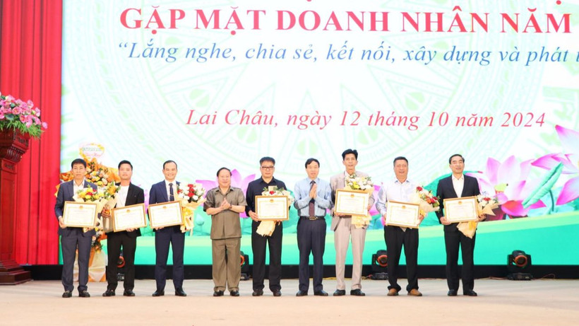 Lãnh đạo tỉnh Lai Châu tặng Bằng khen cho các doanh nghiệp, doanh nhân có nhiều đóng góp cho sự phát triển của Lai Châu.