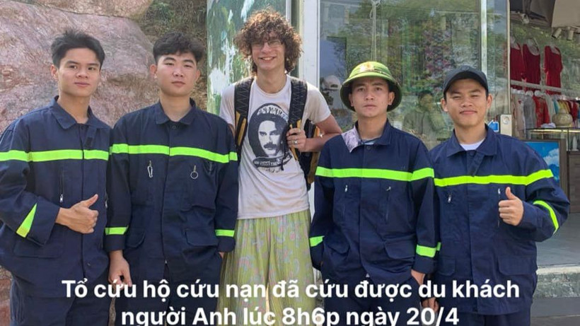 Tổ cứu hộ tìm được du khách Thomas sau một đêm tìm kiếm.