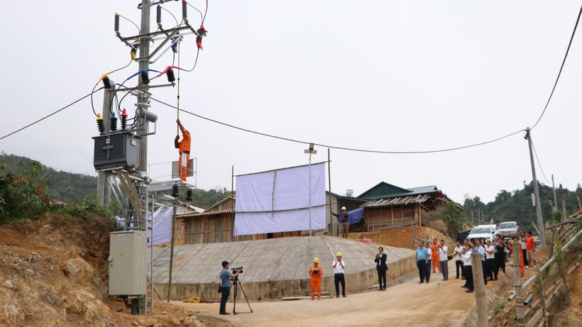 Đóng điện cho người dân bản Nậm Cày, xã Nậm Hàng, huyện Nậm Nhùn.