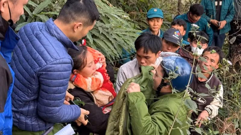 Lực lượng cứu hộ tìm thấy cháu bé sau 10 giờ đi lạc trong thời tiết giá lạnh.