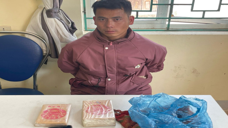 Đối tượng Phá A Lử và tang vật của vụ án. (Ảnh: Công an Lai Châu)