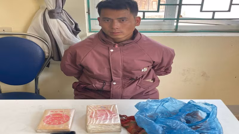 Đối tượng Phá A Lử và tang vật của vụ án. (Ảnh: Công an Lai Châu)