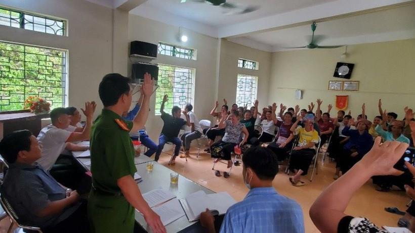 Bản Kim Pu, xã Trung Đồng, huyện Tân Uyên họp dân xét công nhận địa bàn không ma túy. (Ảnh: Công an Lai Châu)