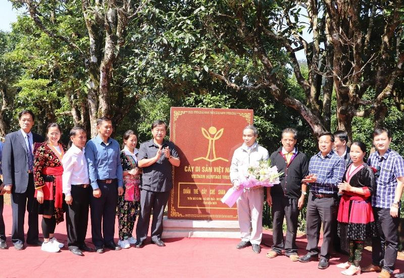 Lãnh đạo tỉnh Điện Biên, đại diện Hội Bảo vệ thiên nhiên và Môi trường Việt Nam cùng nhân dân xã Sín Chải, huyện Tủa Chùa gắn biển bia bảng Cây di sản Việt Nam tại thôn Hấu Chua.