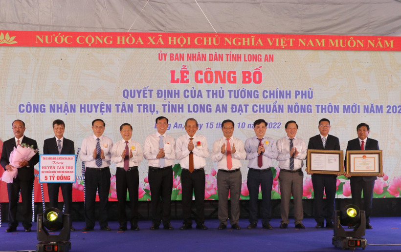 Nguyên Phó Thủ tướng Thường trực Chính phủ Trương Hòa Bình và lãnh đạo tỉnh Long An trao Quyết định của Thủ Tướng Chính phủ công nhận huyện Tân Trụ đạt chuẩn nông thôn mới. 