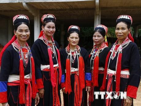 Màu đỏ đặc trưng trên trang phục phụ nữ Dao Thanh Y. 