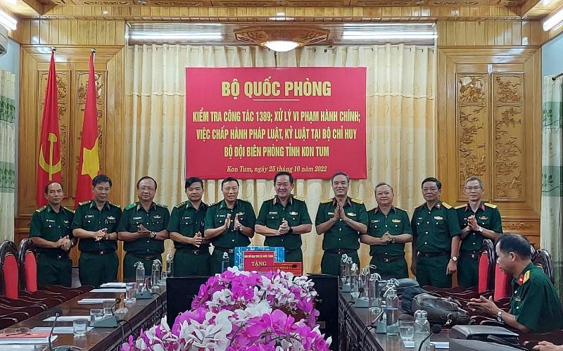 Thượng tướng Võ Minh Lương trao quà của Ban Chỉ đạo 1389/Bộ Quốc phòng cho Bộ Chỉ huy Bộ đội Biên phòng tỉnh Kon Tum.