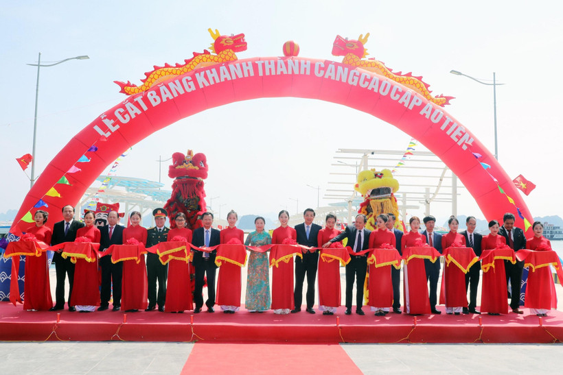 Các đại biểu cắt băng khánh thành Bến cảng cao cấp Ao Tiên và Đường trục chính trung tâm Khu đô thị Cái Rồng.