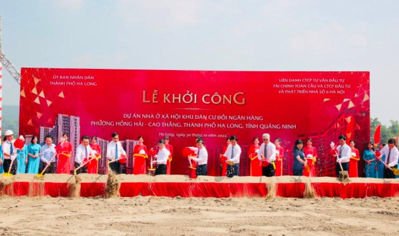 Các đại biểu tham dự lễ động thổ khởi công xây dựng dự án Khu nhà ở xã hội Khu dân cư đồi Ngân hàng tại thành phố Hạ Long.