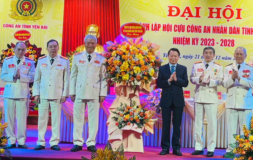 Bí thư Tỉnh ủy Yên Bái Đỗ Đức Duy tặng hoa chúc mừng đại hội. (Ảnh: THANH SƠN)