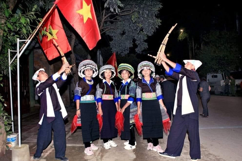 Một tiết mục biểu diễn khèn Mông (Ảnh: THANH SƠN)