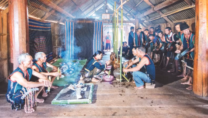 Ngày đầu năm mới, đồng bào Ê Đê sum vầy bên bếp lửa uống rượu cần, thưởng thức món canh bột lá yao và trò chuyện rôm rả.