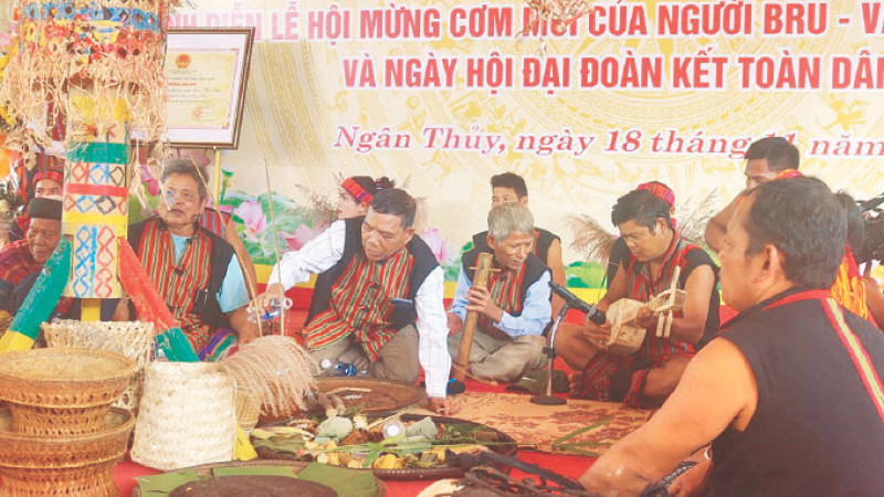 Các nghệ nhân trình diễn nghi lễ trong lễ hội mừng cơm mới của đồng bào Bru-Vân Kiều xã Ngân Thủy, huyện Lệ Thủy.