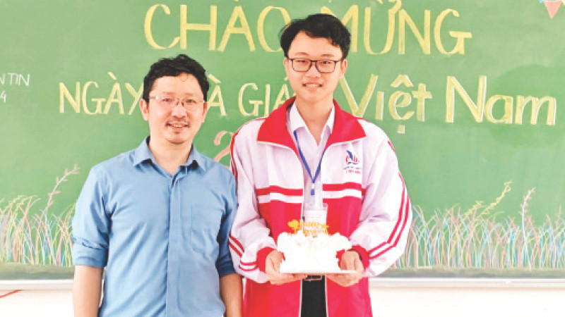 Lê Thiên Quân cùng thầy giáo chủ nhiệm Hoàng Văn Diệu. (Ảnh QUANG HUY)