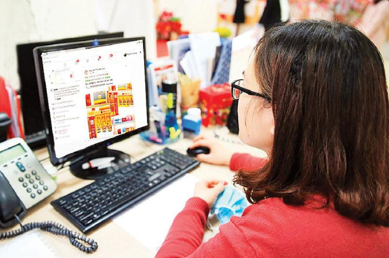 Năm 2022, Hà Nội phấn đấu doanh số thương mại điện tử B2C (giao dịch giữa các doanh nghiệp với người tiêu dùng) chiếm 11% tổng mức bán lẻ hàng hóa và doanh thu dịch vụ tiêu dùng. (Ảnh TRÍ NHÂN)