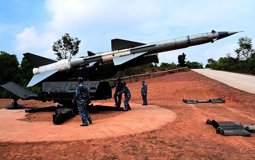 Kíp chiến đấu Tiểu đoàn 83, Trung đoàn 238, Sư đoàn Phòng không 363 kiểm tra đạn tên lửa trước khi thực hành bắn đạn thật.