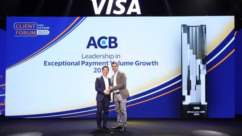 Đại diện ACB nhận giải thưởng vinh danh từ tổ chức VISA.