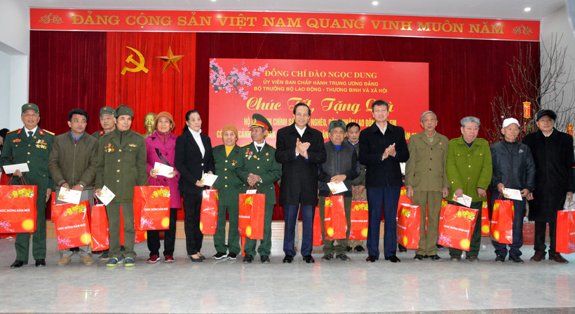 Tặng quà cho các gia đình chính sách tại huyện Yên Bình. (Ảnh: THANH SƠN).