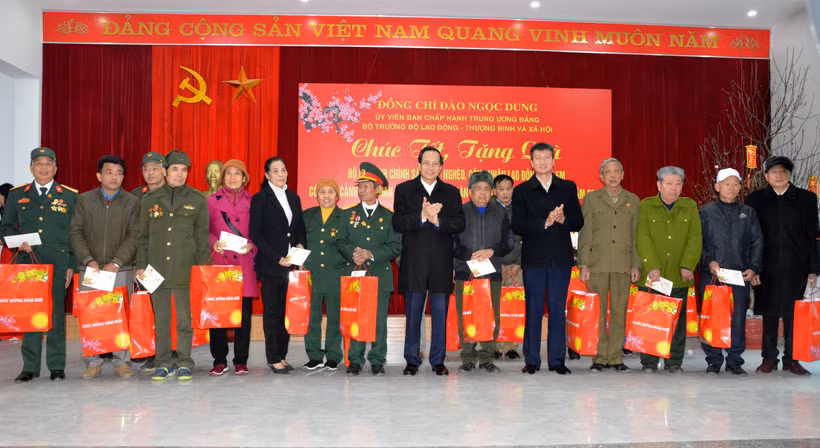 Tặng quà cho các gia đình chính sách tại huyện Yên Bình. (Ảnh: THANH SƠN).