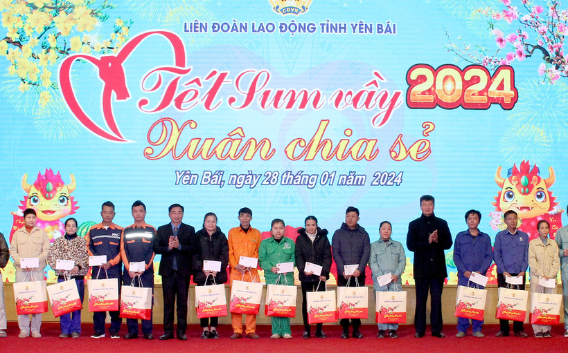 Chủ tịch Ủy ban nhân dân tỉnh Trần Huy Tuấn trao quà Tết cho người lao động. (Ảnh: THANH SƠN)
