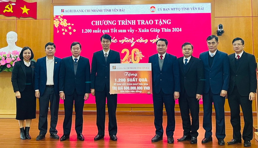 Lãnh đạo chi nhánh Agribank Yên Bái trao biểu trưng hỗ trợ 1.200 suất quà Tết cho Mặt trận Tổ quốc tỉnh Yên Bái. (Ảnh: THANH SƠN).