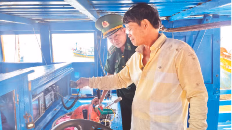 Bộ đội Biên phòng kiểm tra tàu cá trước khi xuất bến.