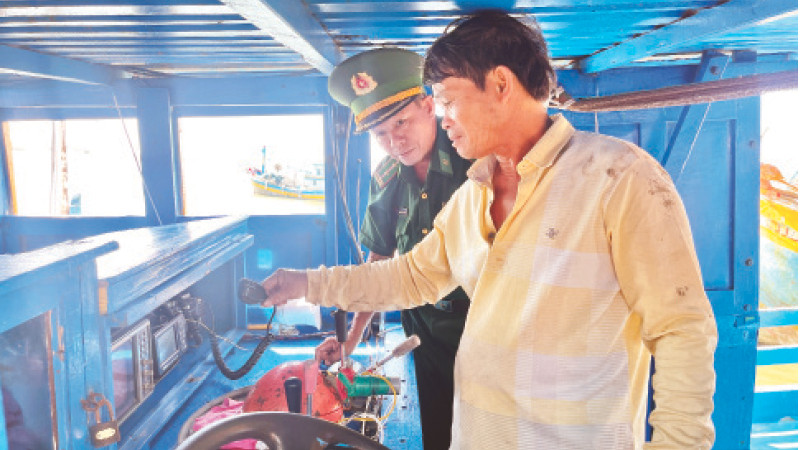 Bộ đội Biên phòng kiểm tra tàu cá trước khi xuất bến.