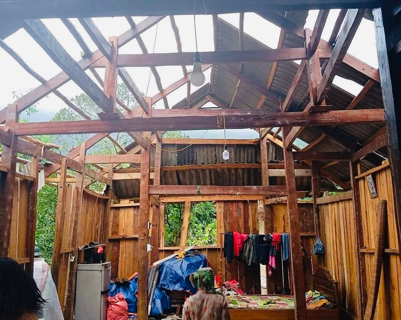 Nhà dân bị tốc mái do thiên tai tại huyện Văn Chấn, tỉnh Yên Bái. (Ảnh: THANH SƠN)