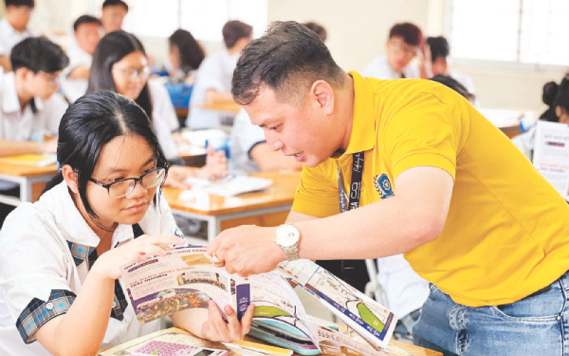 Tư vấn tuyển sinh trực tiếp tại lớp cho học sinh trung học phổ thông.