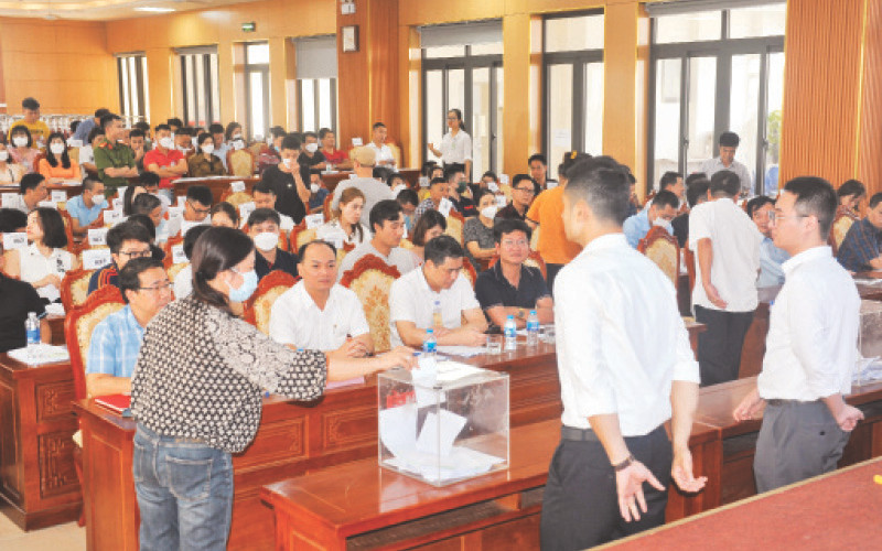 Một phiên đấu giá đất tại huyện Đông Anh. (Ảnh MẠNH KHÁNH)