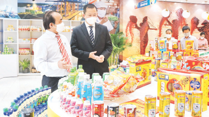 Trưng bày các sản phẩm lương thực, thực phẩm của các doanh nghiệp thành phố tại Tuần lễ Triển lãm sản phẩm ngành lương thực, thực phẩm. 