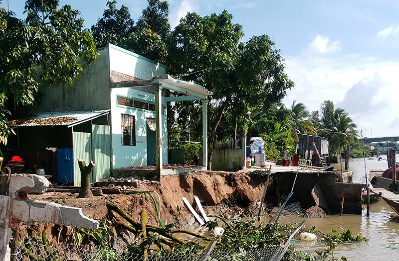 Điểm sạt lở sát vào nhà dân tại huyện Kế Sách, tỉnh Sóc Trăng. (Ảnh NGUYỄN PHONG)