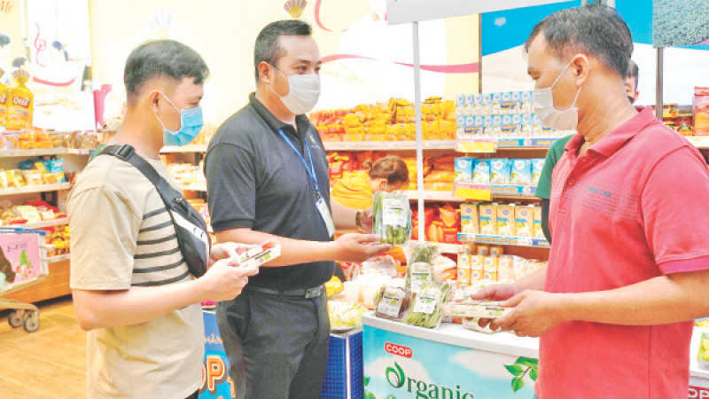 Người dân tìm mua những sản phẩm hàng hóa đạt tiêu chí xanh tại một siêu thị Co.opmart ở thành phố.