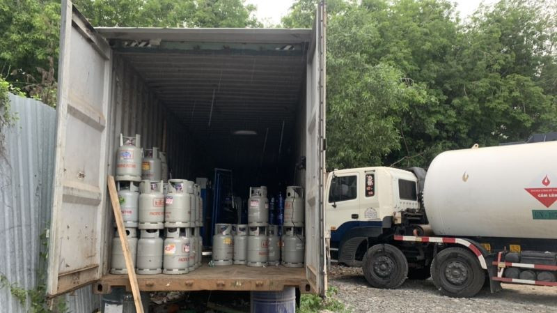 Tang vật, phương tiện sang, chiết gas trái phép đã bị tạm giữ.