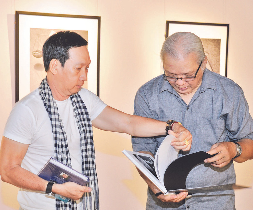 Nghệ sĩ nhiếp ảnh Trần Thế Phong (người bên trái) tại triển lãm Bóng” tổ chức ở Hội Mỹ thuật Thành phố Hồ Chí Minh. (Ảnh: Nhân vật cung cấp)