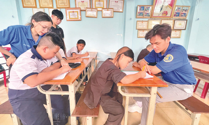 Các em nhỏ được các thầy, cô tình nguyện viên tại “Lớp học tình thương khu phố 4”, phường Tăng Nhơn Phú A, thành phố Thủ Đức, Thành phố Hồ Chí Minh dạy dỗ tận tình.
